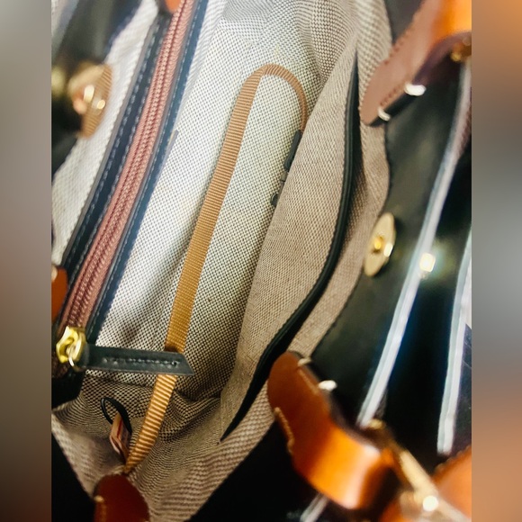 Dooney & Bourke Small City Barlow
(pristine condition) - Picture 6 of 8